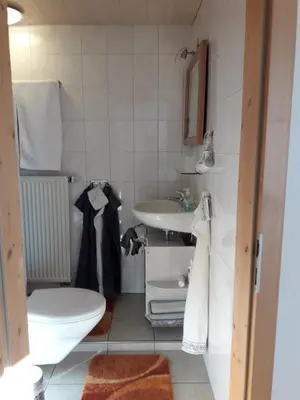 Ein Badezimmer in der Unterkunft Gästehaus Reisacher - Mehrbettzimmer