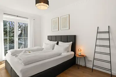 Ein Bett oder Betten in einem Zimmer der Unterkunft YUVA HOMES am Kurpark - BRIGHT Collection
