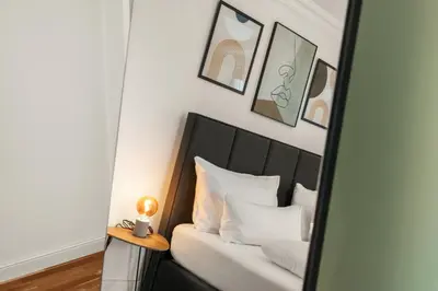 Ein Bett oder Betten in einem Zimmer der Unterkunft YUVA HOMES am Kurpark - BRIGHT Collection