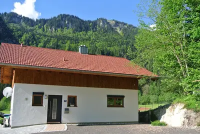 Ein allgemeiner Bergblick oder ein Berglick von des Ferienhauses aus