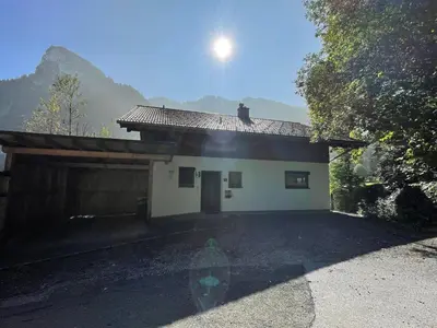 Ein allgemeiner Bergblick oder ein Berglick von des Ferienhauses aus