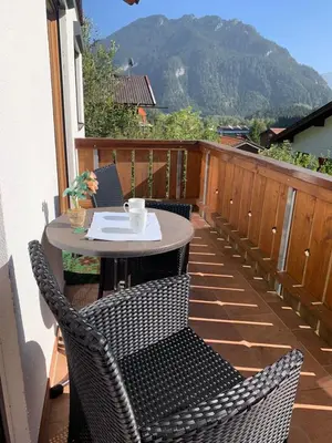 Ein allgemeiner Bergblick oder ein Berglick von des Ferienhauses aus