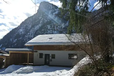 Ein allgemeiner Bergblick oder ein Berglick von des Ferienhauses aus