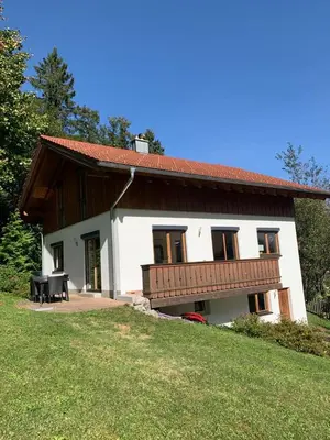Das Gebäude in dem sich das Ferienhaus befindet