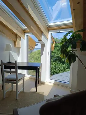 Ein Sitzbereich in der Unterkunft Apartment unterm Dach mit kleinem Seeblick