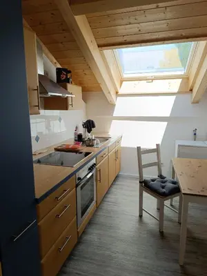 Küche/Küchenzeile in der Unterkunft Apartment unterm Dach mit kleinem Seeblick