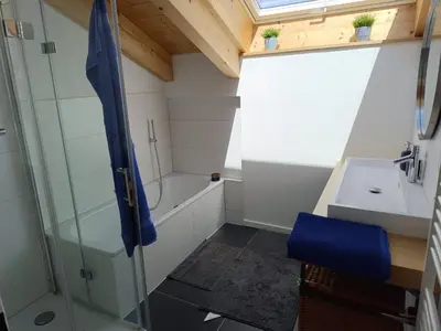 Ein Badezimmer in der Unterkunft Apartment unterm Dach mit kleinem Seeblick