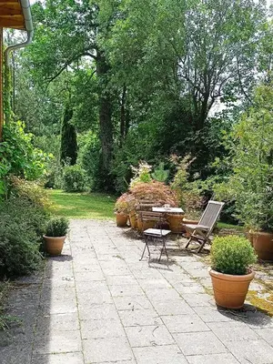 Ein Garten an der Unterkunft Apartment unterm Dach mit kleinem Seeblick