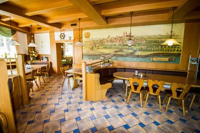 Ein Restaurant oder anderes Speiselokal in der Unterkunft Gasthof zur Länd