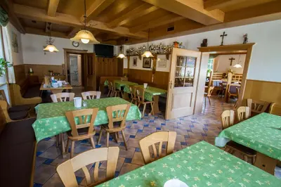 Ein Sitzbereich in der Unterkunft Gasthof zur Länd