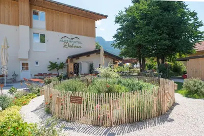 Ein Garten an der Unterkunft Alpenhotel Dahoam
