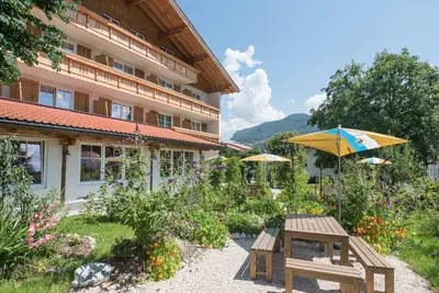 Ein Garten an der Unterkunft Alpenhotel Dahoam