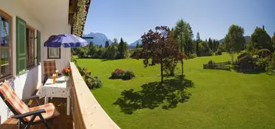 Ein Garten an der Unterkunft Gästehaus Oberland