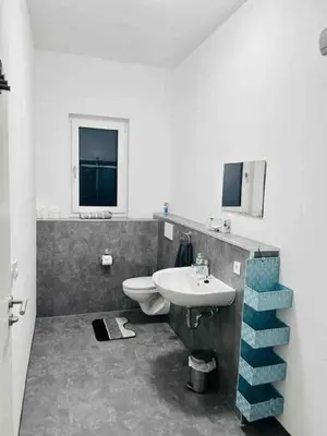 Ein Badezimmer in der Unterkunft Moderne Maisonettewohnung/2 Zimmer/Küche/Bad #1