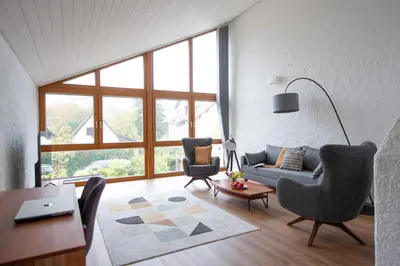 Ein Sitzbereich in der Unterkunft Traumhafte Architekten-Doppelhaushälfte