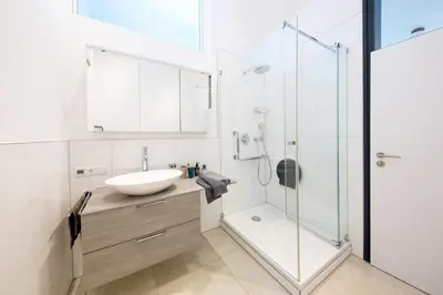 Ein Badezimmer in der Unterkunft Traumhafte Architekten-Doppelhaushälfte