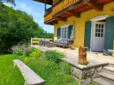 Ein Garten an der Unterkunft Ferienwohnung 'Bergidylle' - Zu Fuß auf die Loipe und den Berg, nur wenige Minuten ins Skigebiet