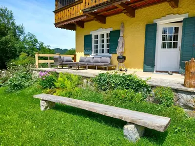Ein Garten an der Unterkunft Ferienwohnung 'Bergidylle' - Zu Fuß auf die Loipe und den Berg, nur wenige Minuten ins Skigebiet