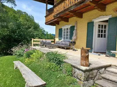 Ein Garten an der Unterkunft Ferienwohnung 'Bergidylle' - Zu Fuß auf die Loipe und den Berg, nur wenige Minuten ins Skigebiet
