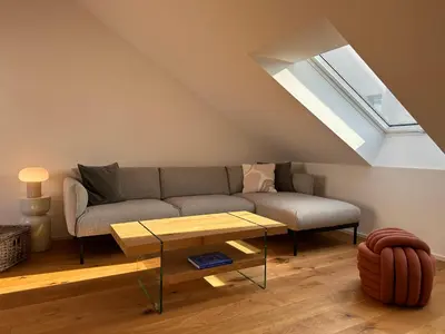 Ein Sitzbereich in der Unterkunft TrulySpace - Direkt am Rathausplatz, Dachterrasse mit Blick auf Perlachturm, Garage, Fahrstuhl
