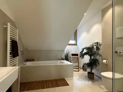 Ein Badezimmer in der Unterkunft TrulySpace - Direkt am Rathausplatz, Dachterrasse mit Blick auf Perlachturm, Garage, Fahrstuhl