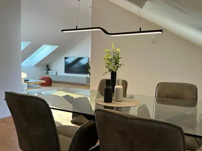 Ein Sitzbereich in der Unterkunft TrulySpace - Direkt am Rathausplatz, Dachterrasse mit Blick auf Perlachturm, Garage, Fahrstuhl