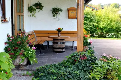 Ein Garten an der Unterkunft Alpenzauber
