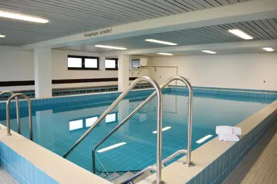 Der Swimmingpool an oder in der Nähe von Bachlauf