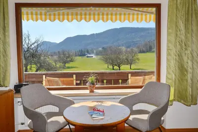 Ein allgemeiner Bergblick oder ein Berglick von der Ferienwohnung aus