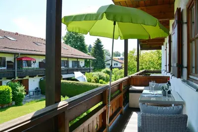 Ein Garten an der Unterkunft Chiemseenest