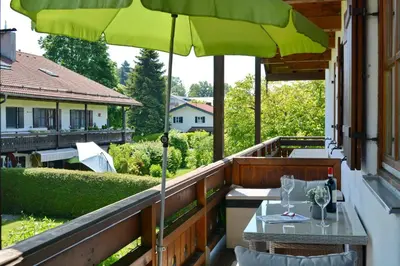 Ein Garten an der Unterkunft Chiemseenest