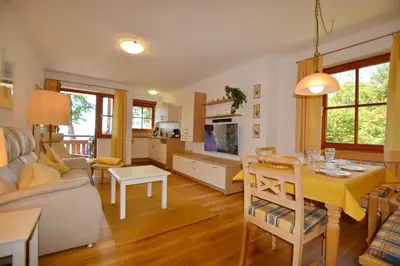Ein Sitzbereich in der Unterkunft Ferienresidenz Chiemseestrand - Apartment 14