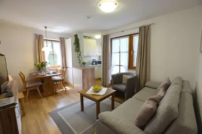 Ein Sitzbereich in der Unterkunft Ferienresidenz Chiemseestrand - Apartment 24