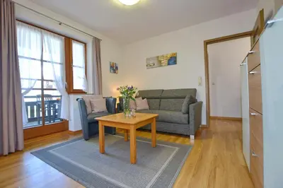 Ein Sitzbereich in der Unterkunft Ferienresidenz Chiemseestrand - Apartment 28