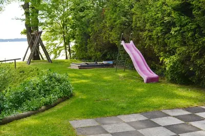 Ein Garten an der Unterkunft Ferienresidenz Chiemseestrand - Apartment 32