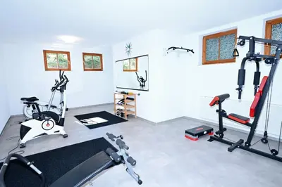 Das Fitnesscenter und/oder die Fitnesseinrichtungen in der Unterkunft Ferienresidenz Chiemseestrand - Sunset 17