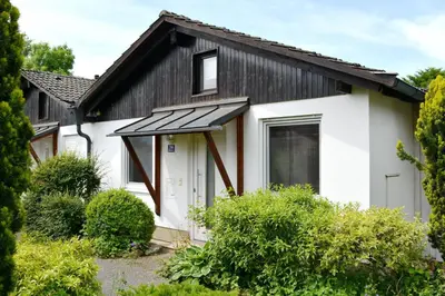 Das Gebäude in dem sich das Ferienhaus befindet