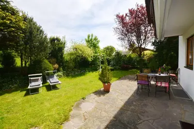Ein Garten an der Unterkunft Haus Nini