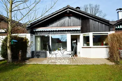 Das Gebäude in dem sich das Ferienhaus befindet