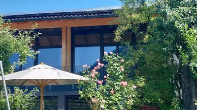 Ein Garten an der Unterkunft Holzer 2.0