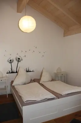 Ein Bett oder Betten in einem Zimmer der Unterkunft Ferienwohnungen Rimsting am Chiemsee