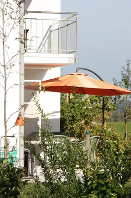 Ein Garten an der Unterkunft Ferienwohnungen Rimsting am Chiemsee