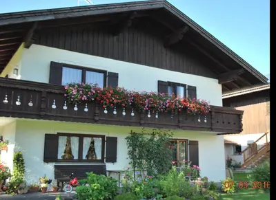 Ein Garten an der Unterkunft Ferienwohnung Resch Schweinberg