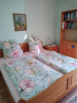 Ein Bett oder Betten in einem Zimmer der Unterkunft Ferienwohnung Resch Schweinberg