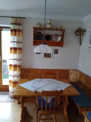 Ein Sitzbereich in der Unterkunft Ferienwohnung Resch Schweinberg