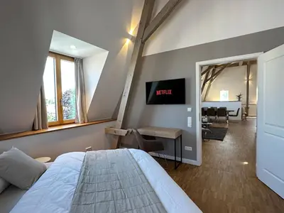 TV/Unterhaltungsangebot in der Unterkunft TRULY - Viel Platz für Business & Familie - Modern, Garage, Fahrstuhl