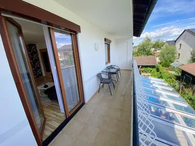 Ein Balkon oder eine Terrasse in der Unterkunft 4 Zimmer Wohnung, 6 Bed, Küche, Waschmaschine, Wlan, Garden, free Parking