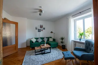 Ein Sitzbereich in der Unterkunft BeSSa Homes 6 Personen 2 Schlafzimmer, 3 King Size, Betten, Balkon, Küche