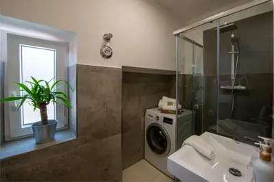 Ein Badezimmer in der Unterkunft BeSSa Homes 6 Personen 2 Schlafzimmer, 3 King Size, Betten, Balkon, Küche
