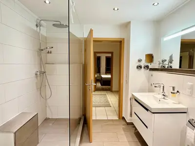 Ein Badezimmer in der Unterkunft Zentrales City Apartment, Penzberg, 2 Schlafzimmer, Balkon, Parkplatz